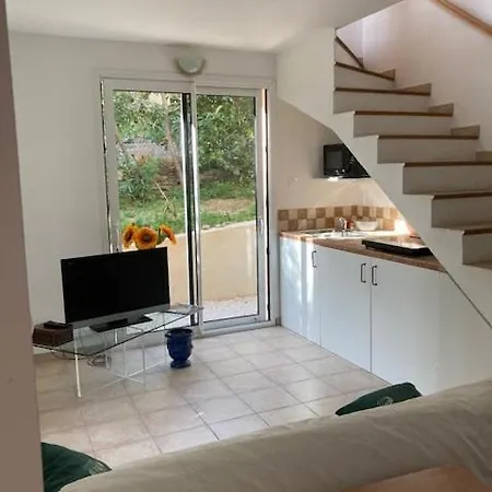 Bastidon, 5 People Near Beach, Sea View, Quiet Apartament Le Lavandou